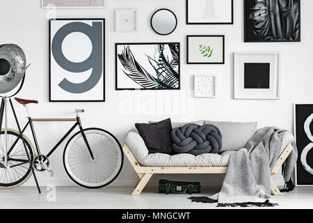 Vintage Bike durch hölzerne Sofa im skandinavischen Stil Wohnzimmer Stockfoto