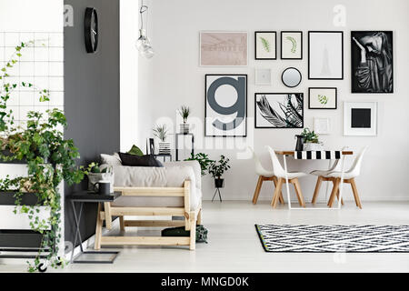 Stilvolles Wohnzimmer mit Sofa mit kleinen Speisesaal angeschlossen Stockfoto