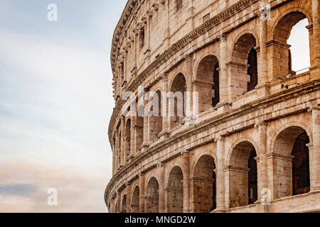 Detail des Amphitheaters Kolosseum in Rom, Italien Stockfoto