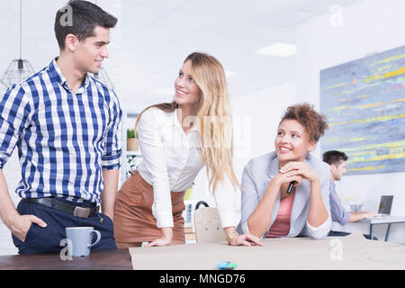 Jungen und erfolgreichen Business Team diskutieren Neues Projekt Stockfoto