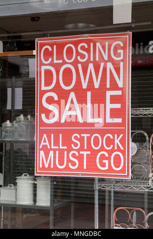 Schließung Verkauf - Alle Lager muss Gehen - Schild im Schaufenster Stockfoto