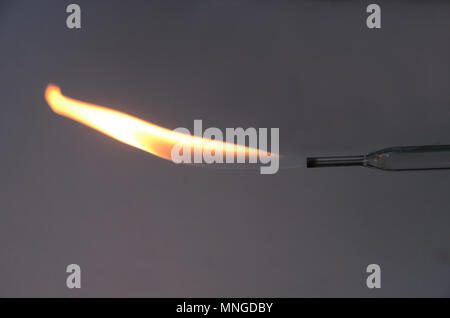 Eine Flamme Brötchen von Gas aus einem Glasrohr. Stockfoto