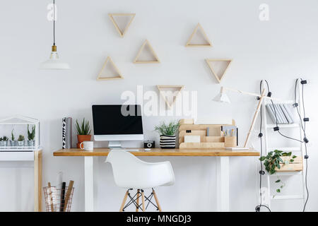 Hipster Interieur mit Topfpflanzen und diy Aufstiegsleiterbeleuchtung Stockfoto