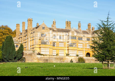 Batsworth House, A Victorian mock Tudor Stil Landhaus Batsford Park, Moreton-in-Marsh, Gloucestershire an einem sonnigen Herbsttag Stockfoto