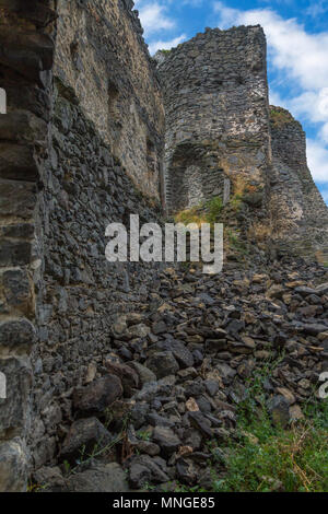 Alte Burgruine in einem ungarischen Berg Somloer Stockfoto