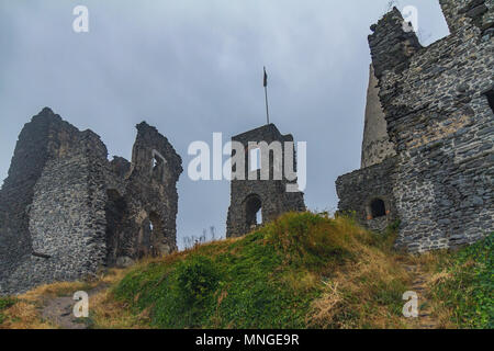 Alte Burgruine in einem ungarischen Berg Somloer Stockfoto