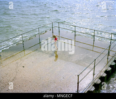 Alte Sally Port, Portsmouth, UK, England. Kind genießt Frühlingssonne Stockfoto