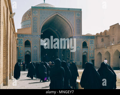 Traditionell Frauen in Jameh chadors vor der Moschee, Masjed-i Jame' Moschee, Yazd, Iran am 24. April 2018 gekleidet Stockfoto