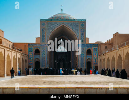 Traditionell gekleidete Frauen vor Jameh Moschee, Masjed-i Jame' Moschee, Yazd, Iran am 24. April 2018 Stockfoto