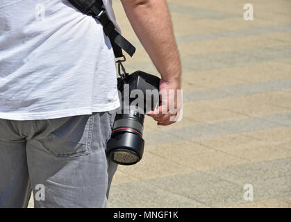 Fotograf mit einer DSLR-Kamera Stockfoto