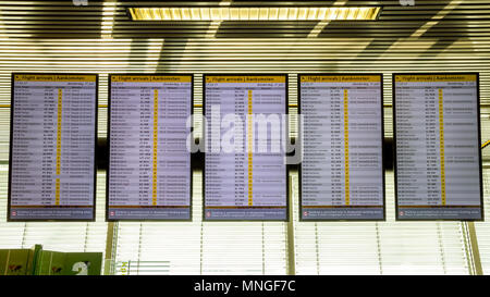 AMSTERDAM - SCHIPHOL - 31.JULI 2014: Flughafen Informationstafeln in der Gate am Flughafen Schiphol Stockfoto