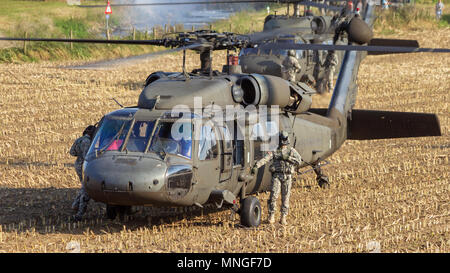 Grab, Niederlande - 17.September 2014: Zwei US-Armee Blackhawk Hubschrauber über wenn Sie sich von einem Feld nehmen Stockfoto