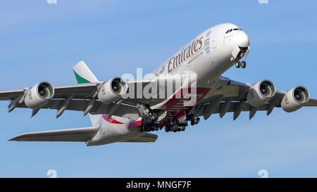 AMSTERDAM - SCHIPHOL - 16.Februar 2016: Emirates Airline Airbus A380 passenegr Flugzeug vom Flughafen Schiphol entfernt. Stockfoto