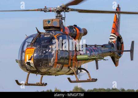 - GILZE Rijen, Niederlande - Sep 7, 2016: Spezielle tiger gemalt Französische Armee Gazelle Militärhubschrauber take-off. Stockfoto