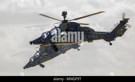 BERLIN - May 2, 2016: Zwei deutsche Armee Airbus Eurocopter EC-665 Tiger Kampfhubschrauber im Flug während der ILA Berlin Air Show. Stockfoto