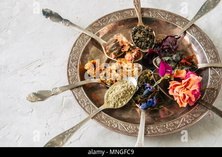Verschiedene Arten von Tee. Grüner Tee Tee Matcha karkade Blume in Löffel in einem vintage Platte Stockfoto