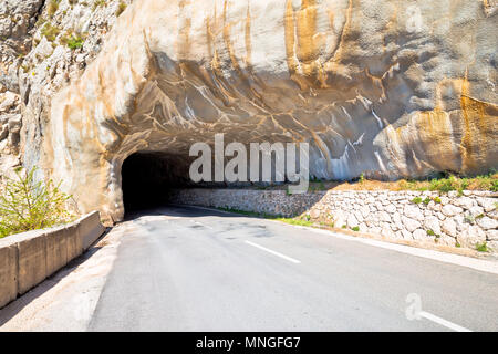 Tunnel Carved In Stone auf Bergrücken in der Nähe von Omis, gefährlichen Straßen von Kroatien Stockfoto