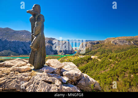 Herrliche Aussicht auf den Fluss Cetina Canyon und der Stadt Omis, Dalmatien Region von Kroatien Stockfoto