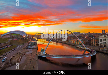 Gateshead Millennium Bridge bei Sonnenuntergang, Gateshead, Tyne und Wear, North East England, Vereinigtes Königreich Stockfoto