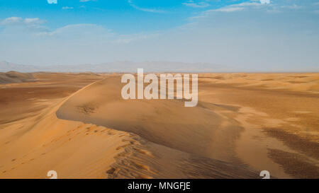 Sanddünen in der Dasht-e Lut, eine große Salzwüste in den Provinzen Kerman, Sistan und Baluchestan, Iran. Stockfoto