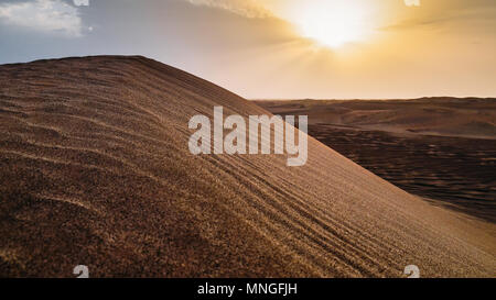 Sanddünen in der Dasht-e Lut, eine große Salzwüste in den Provinzen Kerman, Sistan und Baluchestan, Iran. Stockfoto