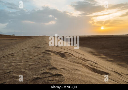 Sanddünen in der Dasht-e Lut, eine große Salzwüste in den Provinzen Kerman, Sistan und Baluchestan, Iran. Stockfoto