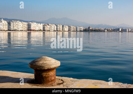 Bahndamm von Thessaloniki, Griechenland mit Reflexionen im Meer Wasser in einem klaren Himmel Nachmittag Stockfoto