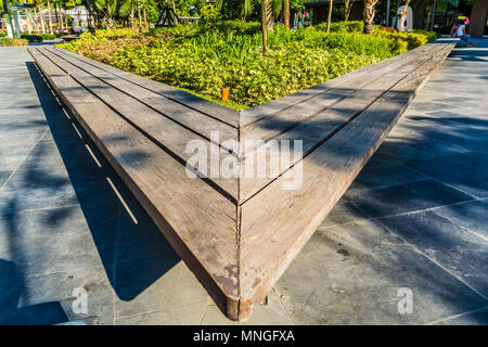 Bonifacio Global City, Taguig City, 2. April 2015: Eine dreieckige Bank in Bonifacio Global City Stockfoto