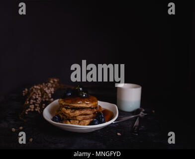 Dicke flauschige Blueberry Pancakes, dunklen Hintergrund Stockfoto