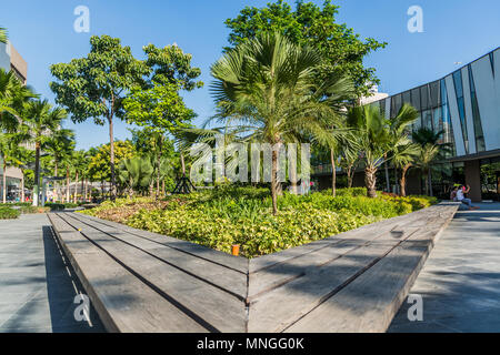 Bonifacio Global City, Taguig City, 2. April 2015: Eine dreieckige Bank in Bonifacio Global City Stockfoto