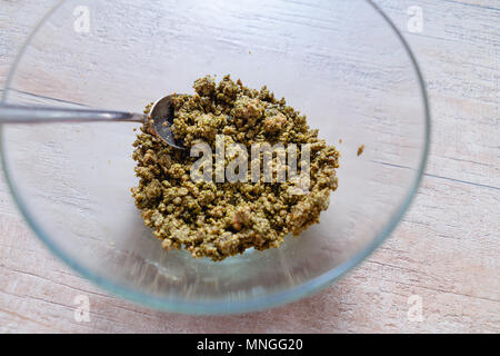 Chocolate Chunk Matcha Grüntee Plätzchenteig, hölzernen Tisch Stockfoto