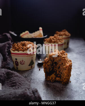 Blueberry Muffins mit Streusel Topping, dunklen Hintergrund, Hintergrundbeleuchtung Stockfoto