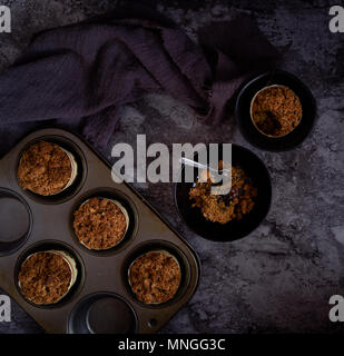 Blueberry Muffins, dunkler Hintergrund, Flach Stockfoto