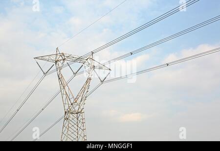 Big high voltage Pylon mit elektrischen Leitungen Stockfoto