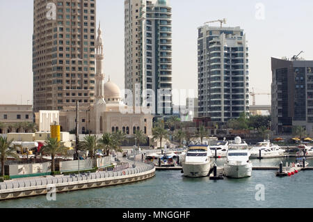 Dubai, Vereinigte Arabische Emirate - 21 April, 2018. Hohe neue Wohn- Wolkenkratzer und traditionellen Moschee, in der Nähe des Hafens und der Liegeplatz für Elit entfernt Stockfoto