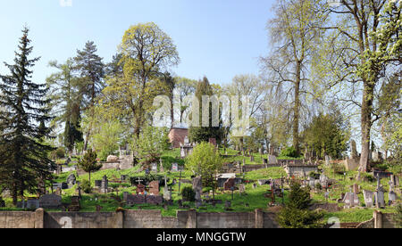 VILNIUS, LITAUEN - 01 Mai, 2018: Die alten geschlossenen historischen Soldatenfriedhof in Antakalnis District. Die ersten Grabstätten von Soldaten waren hier Stockfoto