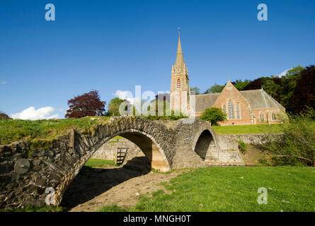 Abonnement Brücke, Stow mit St Maria von Wedale Kirche hinter. Auch als packesel Brücke bekannt. Stockfoto