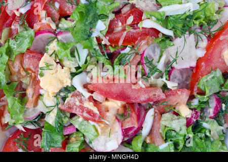 Die Blätter der Frische, grüne Gemüse, Eier und Tomaten fein für Frühjahr Salat gehackt. Studio Top view Makroaufnahme Stockfoto