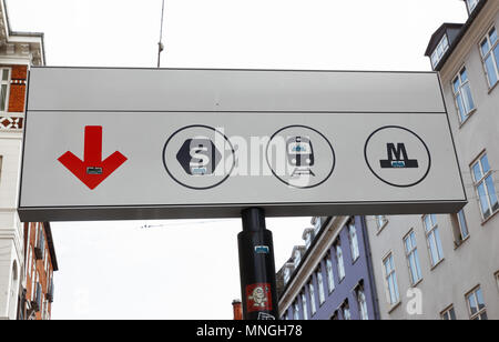 Kopenhagen, Dänemark - 24 August, 2017: Schild am Eingang an der U-Bahn eine S-Bahnhof Norreport. Stockfoto
