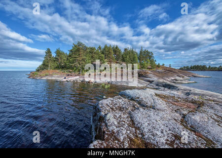 Typische natürlich wachsenden Kiefernwald am felsigen Ufer des Ladoga See, Region Karelien, nördlich von Russland. Weiße Boot kann am Ufer des Sees bemerkt werden. Con Stockfoto