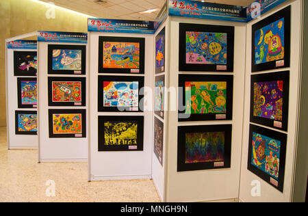 Eine Anzeige der Raum Kunstwerke der Kinder in der 5. Nationalen Raum Kunst Ausstellung in Peking, China, während der 64Th IAC statt. Stockfoto