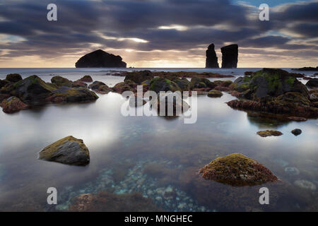 Sonnenuntergang über Mosteiros Strand (Sao Miguel, Azoren, Portugal) Stockfoto