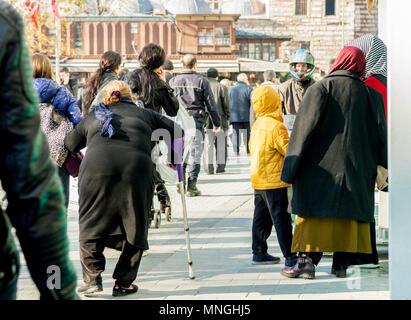 Istanbul, Türkei - 06 Januar, 2018: die Menschen zu Fuß in touristischen Stadtteil Eminönü Istanbul, Türkei Stockfoto