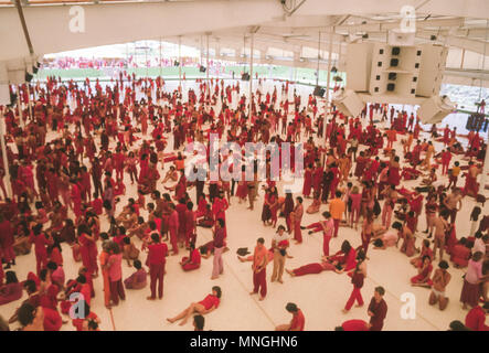 RAJNEESPURAM, OREGON, USA - Rajneeshees, Anhänger von Bhagwan Shree Rajneesh, dynamische Meditation teilnehmen. 1982 Stockfoto