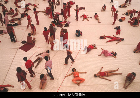 RAJNEESPURAM, OREGON, USA - Rajneeshees, Anhänger von Bhagwan Shree Rajneesh, dynamische Meditation teilnehmen. 1982 Stockfoto