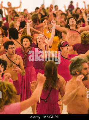 RAJNEESPURAM, OREGON, USA - Rajneeshees, Anhänger von Bhagwan Shree Rajneesh, dynamische Meditation teilnehmen. 1982 Stockfoto