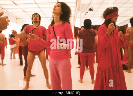 RAJNEESPURAM, OREGON, USA - Rajneeshees, Anhänger von Bhagwan Shree Rajneesh, dynamische Meditation teilnehmen. 1982 Stockfoto