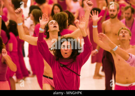 RAJNEESPURAM, OREGON, USA - Rajneeshees, Anhänger von Bhagwan Shree Rajneesh, dynamische Meditation teilnehmen. 1982 Stockfoto