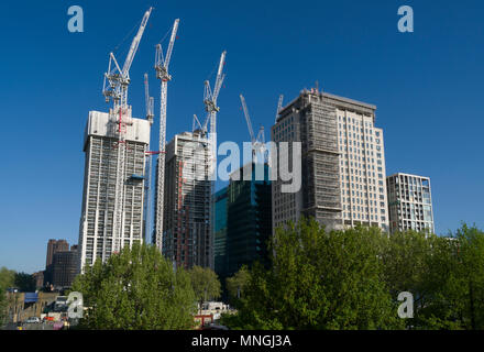 Krane an der Southbank, eine gemischte Entwicklung von Büros, Wohnungen und Ladenflächen, Southbank, London, Großbritannien. Das Projekt ist rund um die alte Stockfoto