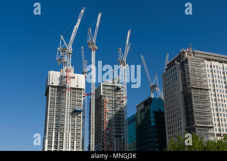 Krane an der Southbank, eine gemischte Entwicklung von Büros, Wohnungen und Ladenflächen, Southbank, London, Großbritannien. Das Projekt ist rund um die alte Stockfoto